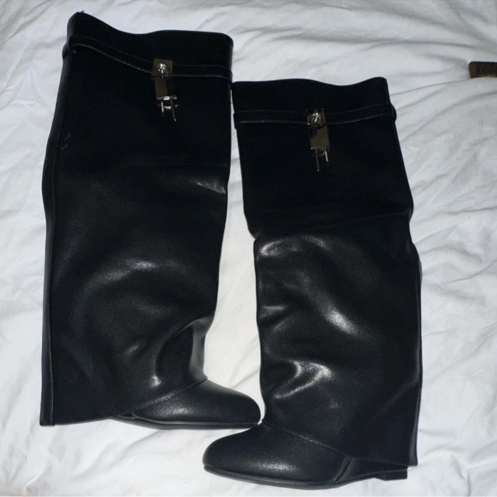 KLUOLANDI Black Knee High Wedge Padlock Accent Boots Round Toe EU 36 Women